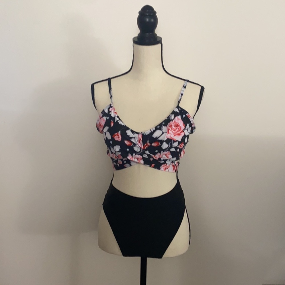 ☀️💕NWOT BEAUTIFUL SEXY FLORAL Swim wear(Pair)☀️💕